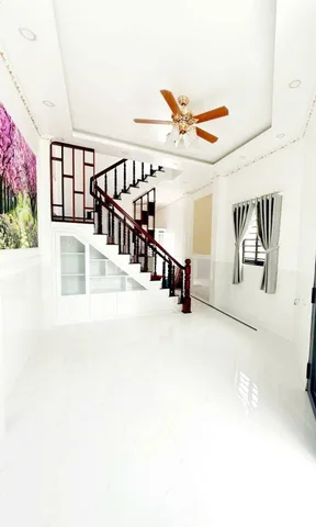 Bán nhà Hồ Sen, Miếu Hai Xã, 53m2, 3 tầng, 3 phòng ngủ, cách 1 nhà ra mặt phố, 2.7 tỷ
