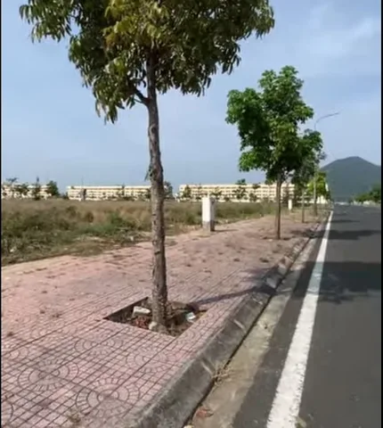 Đất đẹp, hiếm Nằm Trên Mặt Tiền Đường Trần Nhân Tông Gần Biển Gần Trung Tâm Tp Tuy Hoà.