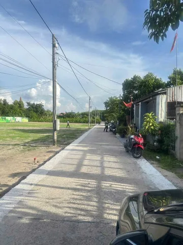 em cần bán 1 cặp liền kề ngay minh long chơn thành 300m2, có thổ cư, xe oto ra vào được, 635trieu, 1 xẹc của đường lớn dt749b, sát chợ với trường học, ủy ban bán kính 150m thôi, từ đất ra dt749b chỉ 15m,tầm 2 phút đi bộ, liên hệ số em 0367713453