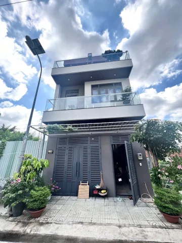- Đường nhựa 8m xe hơi tới cửa, vị trí đẹp, gần trường tiểu học , chợ Hồ Văn Long, di chuyển 10 phút tới  siêu thị Aoen Tân Phú