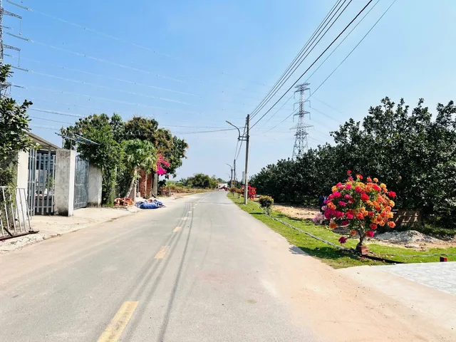 850tr Bàu Bàng Bình Dương. Đất đẹp còn 2 lô ngang 10 sâu 50, tổng 1 lô 250m² có sẵn100m² thổ cư. Đất vuông vức, đường nhựa, lộ rộng, xây nhà ở hoặc xây trọ. Sổ sẵn ký trong ngày, bao thuế phí công chứng, nhắn em cuối tuần đi xem được em bớt lộc cho anh ch