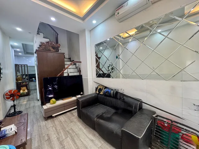 🐃 Vòng xoay Lý Thái Tổ * Ngô Gia Tự 
🪾 Nhà đẹp 4 tầng * DTSD 160m²
💨 Hẻm thông thoáng * 5PN
🏌️ Giáp CV Giọt Nước * ĐH Kinh Tế * chợ HOA