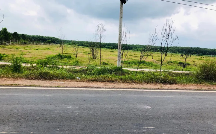 0931.783.209 Bán Đất 300m2 có sẵn thổ cư. Gía 680 triệu tại TTHC Chơn Thành