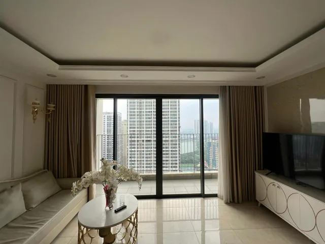 BÁN NHANH - Căn hộ 3N Vinhomes D’Capitale 90m2 tầng trung view cực thoáng.