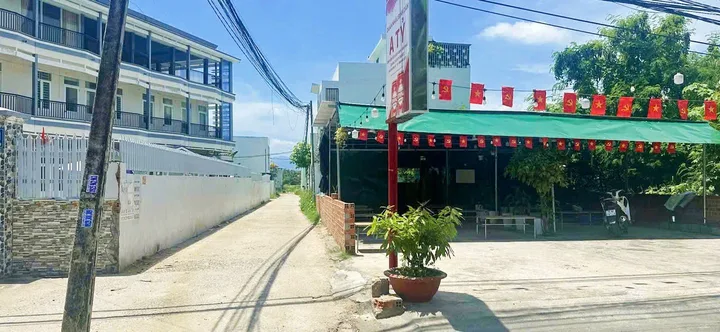 Góc 2 mặt tiền đường Ngô Đến, ngang 9,5m & 24m. Cách suối khoáng nóng Tháp Bà: 300m. Dt 169m2. Giá 7.2ty