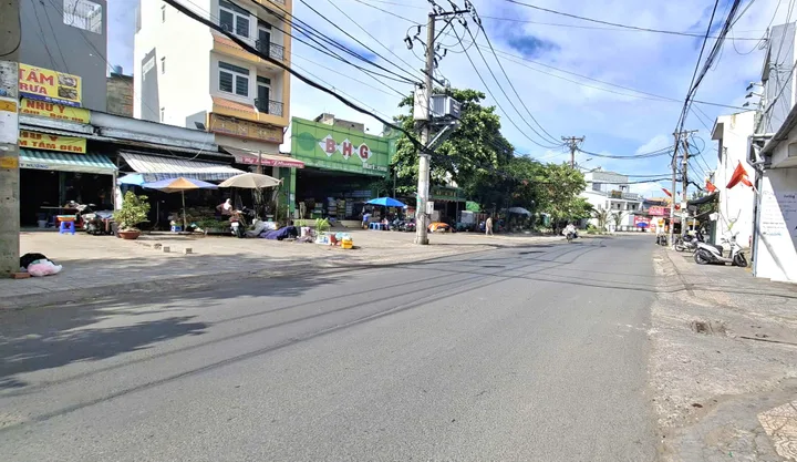 Chỉ hơn 7ty, có ngay nhà 5 tầng đẹp, hxh tại Bình Tân