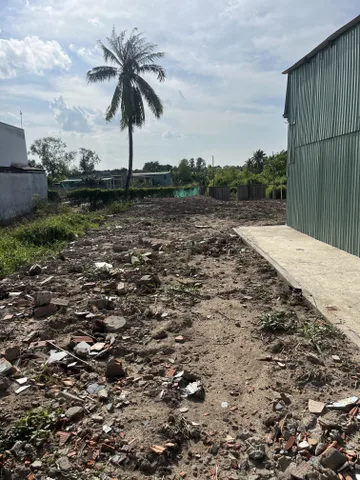 Bán nền đất mặt tiền đường 833B. Dt 140m2. Giá 3.3 tỷ. Và nha dt 376m2 giá 2,3 tỷ. Ấp Chánh, Xã Long Hiệp, Bến Lức Long An