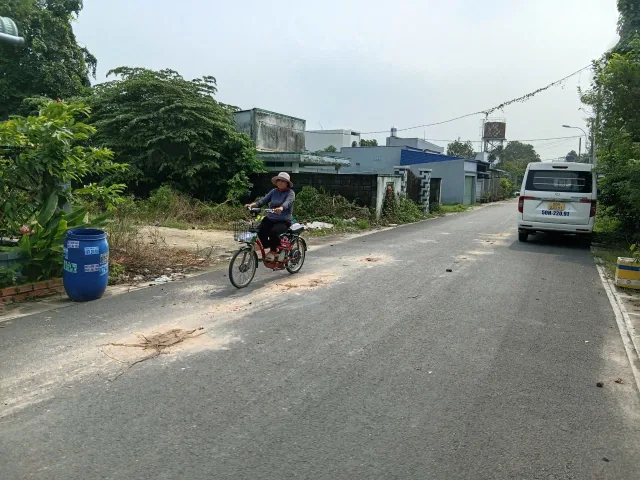 Bán đất mặt tiền kinh doanh ngay chợ Tân Quy Củ Chi, 621m² (12.5x50m), Thổ cư 300m², giá cực tốt chỉ 7.3 tỷ