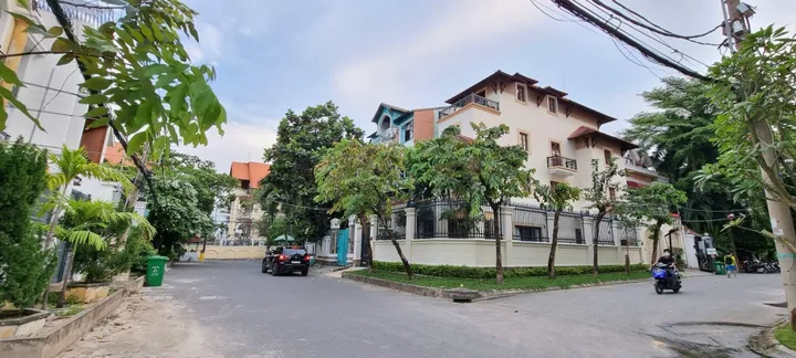 BDS  HVL BIệt thự Góc 2 mặt tiền: 215E1 Nguyễn Văn Hưởng, Thảo Điền
