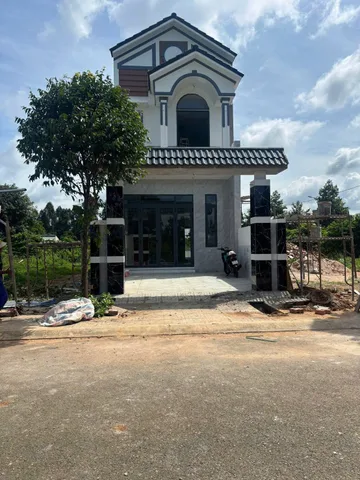 2,8 TỶ CÓ NGAY NHÀ MÁI THÁI 2 TẦNG – 3PN – 100M² FULL THỔ CƯ – GẦN CHỢ HÒA LONG