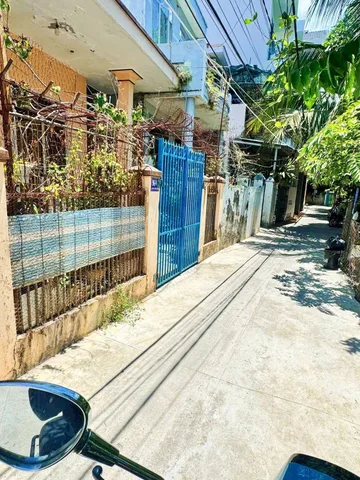 Nhà cũ cấp 4 _ ngang 5,6m gần đường Lương Đình Của , cách đường chính 100m , gần chợ Ngọc Hiệp. Dt 59.8m2. Giá 2.4ty