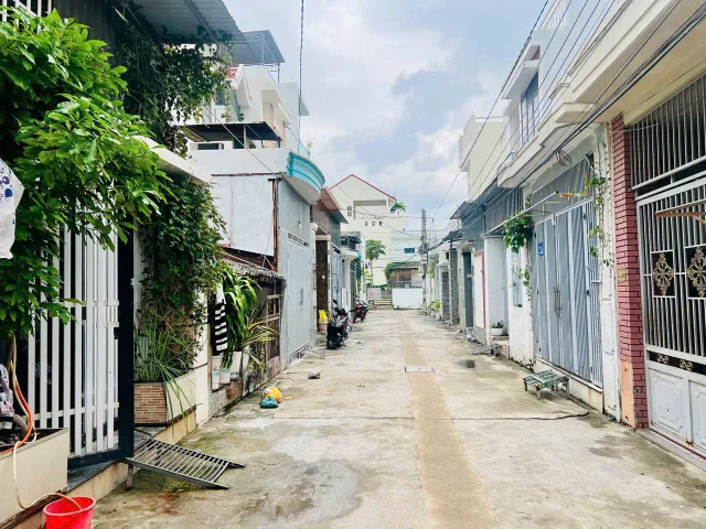 [ Nhà hẻm Phạm Tu_ sát doanh trại quân đội nhân dân ] * quay đầu ổn áp ( khu dân cư an ninh ). Dt 75m2. Giá 4.2ty