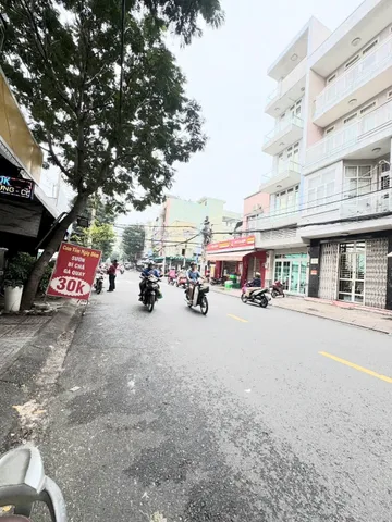🔥 Có những căn nhà không cần quá hào nhoáng, chỉ cần vị trí đẹp – diện tích rộng – mức giá vừa tầm là đủ khiến nhà đầu tư xuống tiền.

🏡 𝗠𝗔̣̆𝗧 𝗧𝗜𝗘̂̀𝗡 𝗣𝗛𝗨́ 𝗧𝗛𝗔̣𝗡𝗛 – 𝟴𝟬𝗠² – 𝟭 𝗧𝗥𝗘̣̂𝗧, 𝗚𝗔́𝗖 – 𝟯𝗣𝗡, tiện ở, kinh doanh hoặc xây mới.
🚗 Xe hơi ngủ nhà – giáp Lũ