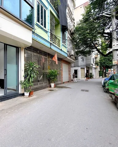 Chủ thiện chí, giảm chào lên tới 2 tỷ Linh Đàm 40m nhỉnh 8 đồng. Lô góc 
Vị trí cực đẹp ô tô đỗ tận cửa. Đường rộng, ngõ thông Kinh Doanh. Vài bc ra tới trg học