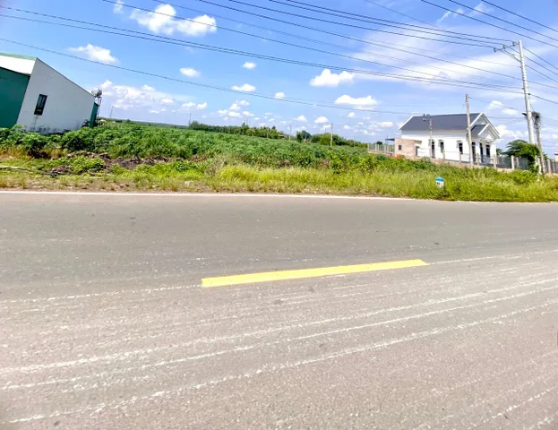 [ KẸT TIỀN - BÁN GẤP ] LÔ ĐẤT 2200M2 NGAY KCN, MT ĐƯỜNG THÔNG 16M SÁT CHỢ DÂN ĐÔNG. GIÁ 180TR