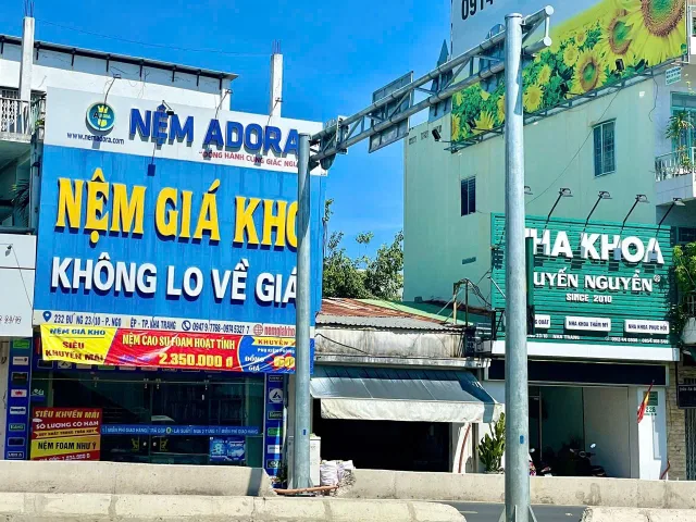 Nhà 2 tầng , mặt tiền đường 23/10 _ đang cho t.huê kinh doanh ổn áp { sát nhà hàng tiệc cưới Hoàng Lan }. Dt 140m2. Giá 9.2ty