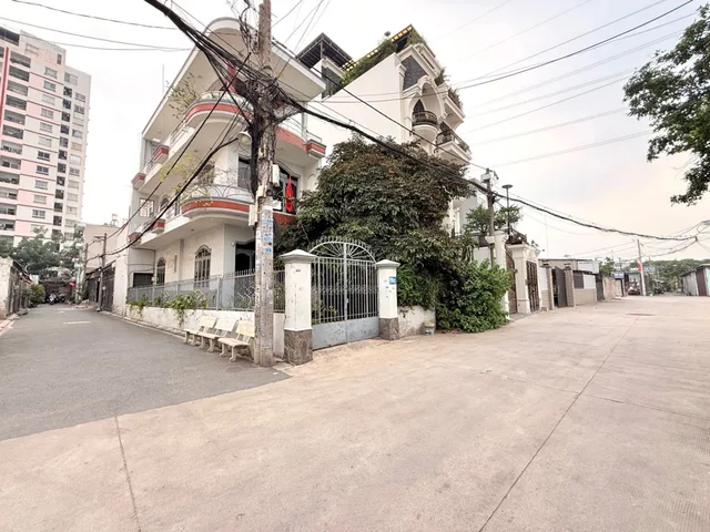 NGAY CÔNG VIÊN PHẦN MỀM QUANG TRUNG — 3 TẦNG — HẺM NHỰA OTO ĐẬU TRONG NHÀ