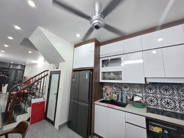 BÁN NHÀ  LẠC LONG QUÂN – GẦN HỒ TÂY – HAI THOÁNG  – VÀI BƯỚC RA Ô TÔ TRÁNH – KHAI THÁC CHDV TỐT