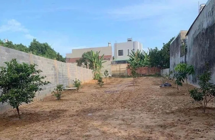 Chủ gửi bán lô đất sát bên Trung Tâm Hành Chính kinh doanh được ngay, S 350m2 có sẵn 120 m2 thổ cư giá 650 triệu tại Đường Cao Bá Quát Thị trấn Chơn Thành Thị xã Chơn Thành Bình Phước