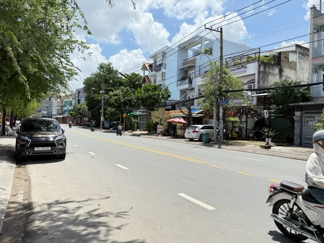 Mặt tiền - Chủ lâu đời ( chưa qua đầu tư) - Đường 30m, mặt sau công viên thoáng - Khu vực kinh doanh, cư dân đông, thuận tiện di chuyển