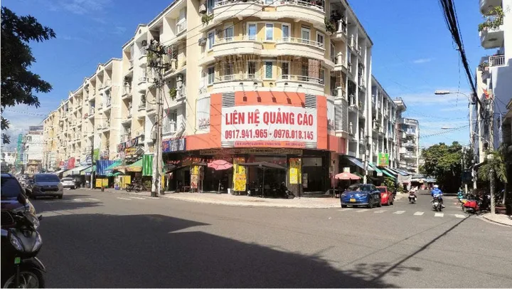 Căn góc 2 mặt tiền Phan Bội Châu giao Hàng Cá - tầng trệt chung cư chợ Đầm { sẵn dòng tiền cho t.huê 60tr/tháng }. Dt 210m2. Giá 25ty