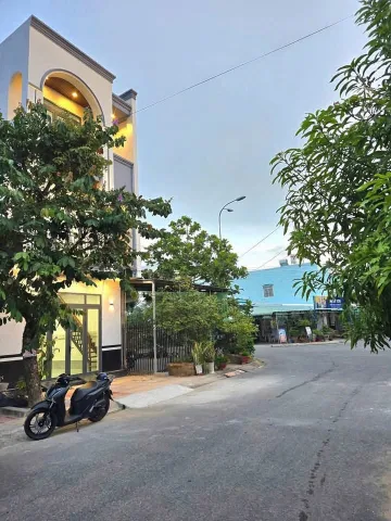 NHÀ 2 LẦU CÓ THANG MÁY – GẦN CHỢ 586 & BV HOÀN MỸ
💰 Giá bán: 5 tỷ 450 triệu – thương lượng