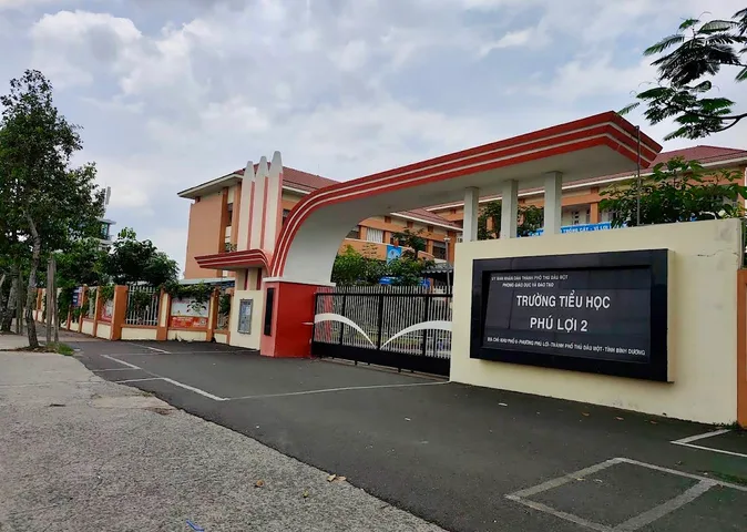 Nhà 1 trệt 2 lầu và 4 phòng trọ Khu 8 Phú Lợi nhánh hẻm Bùi Văn Bình đường 8m thông,sát bên trường Tiểu Học Phú Lợi 2,khu dân cư an ninh,đi bộ ra Ga Metro S7 (Suối Tiên-TP.HCM),cách Đại Học Thủ Dầu Một 3km
