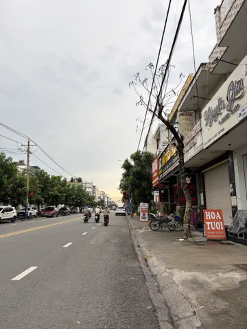 Em cần bán căn nhà 1 trệt 1 lầu gia hơn 5ty có nhà kiên cố đẹp