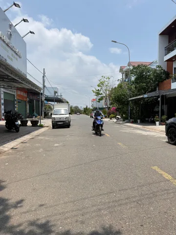 Bán nhà 100m 1 trệt 2 lầu đường Hoàng Bích Sơn, trung tâm cạnh công viên Hùng Vương