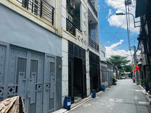 LÊ VĂN KHƯƠNG - 50M² NGANG 4M-  XE HƠI THÔNG, BÁN ĐẤT TẶNG NHÀ NHỈNH 3 TỶ