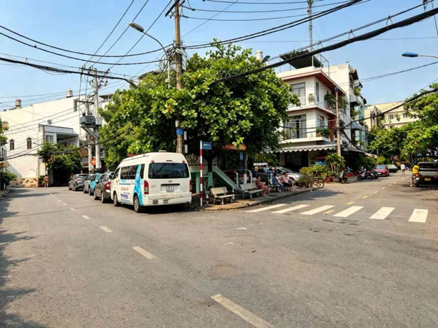 + Tiện ích ngay cạnh: Công viên tập thể dục, quán cafe, ăn vặt; 200m có chợ, siêu thị, cây xăng