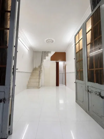 cách mặt tiền 10m, Vị trí đẹp, ở ngay gần khu sầm uất ăn uống, đi lại thuận tiện, tiện ích đầy đủ.