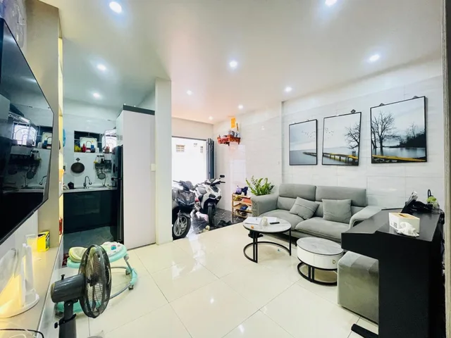 Bán nhà ngay trung tâm Miếu Hai Xã - Sau 1 nhà mặt đường - 3 bước ra chợ - Chỉ hơn 2,5tỷ