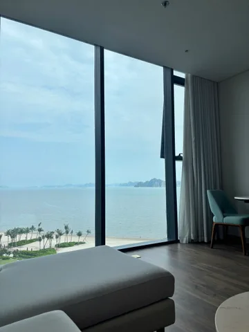 Chính chủ cho thuê căn hộ Studio với diện tích 56.6m2 giá 9.5 triệu tại Đường Hoàng Quốc Việt - Phường Bãi Cháy Quảng Ninh. Nội thất đầy đủ ngay sát Vịnh biển đẹp nhất miền Bắc Marina Bay. Bể bơi bốn mùa trong nhà và bể bơi vô cực ngoài trời xông sục cho 