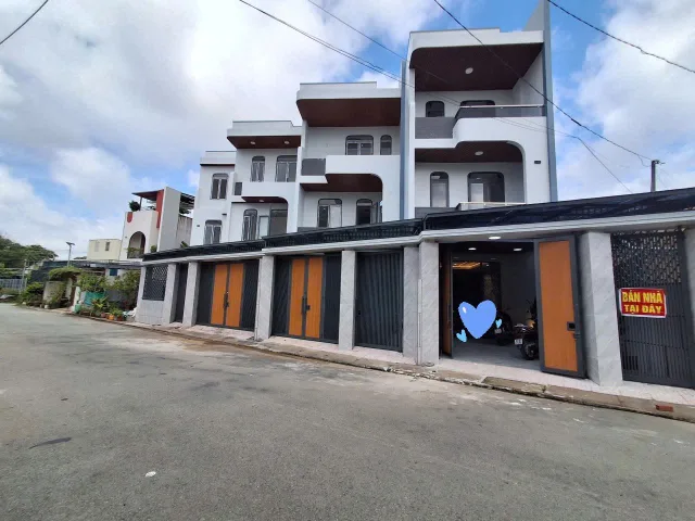 Bán Nhà riêng 2 lầu 1 trệt mới xây 5.2 tỷ 100m2 ,đường nhựa 8m