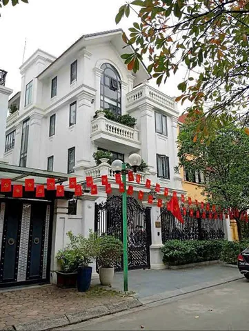 Cho thuê Biệt Thự 200m2, 4 tầng ,căn góc 2 mặt thoáng  giá 50 triệu tại Đường Nguyễn Thị Định.  Cầu Giấy