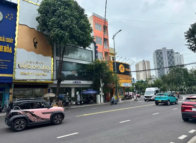 Bán Nhà 4 tầng mặt tiền Lê Thánh Tôn Nha Trang cách biển 400 m .dòng tiền 55 triệu / tháng. Giá 32 tỷ  . Vị trí đẹp , khan hiếm