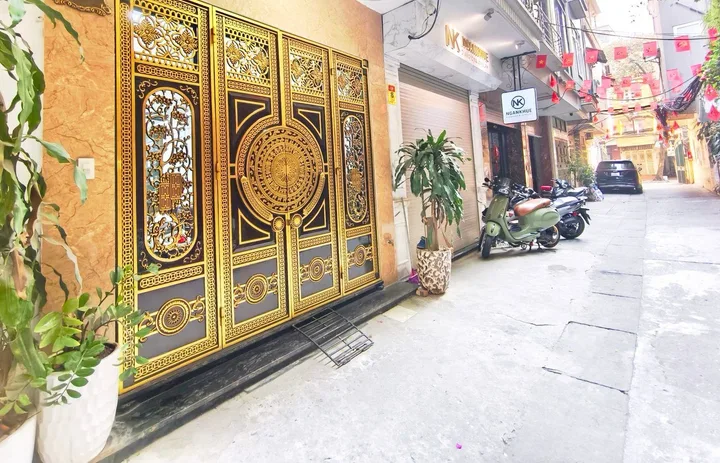 Bán Nhà Bạch Đằng. Hoàn Kiếm. Ô Tô. DT 35m2. MT 3.3m. 5 Tầng. Giá 12.4 Tỷ.