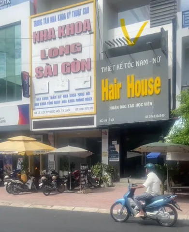 Bán nhanh nhà mặt tiền Lê Lợi, trung tâm thị xã LaGi, gần biển, cách Sài Gòn hai tiếng đi xe