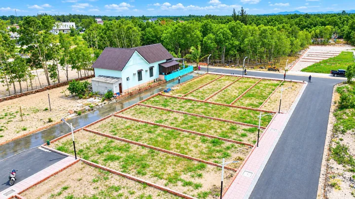 Bán Đất 124.8m2 có sẵn 70 m2 thổ cư giá 350 triệu tại đường thông cách trục dọc 2  làn khu kinh tế 35m Xã Triệu Vân Huyện Triệu Phong Quảng Trị