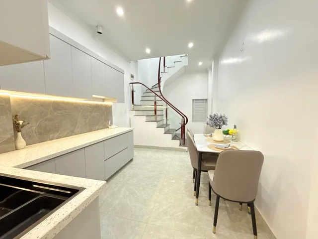 Bán nhà mặt đường Vũ Chí Thắng - Ô tô đỗ cửa - Chỉ nhỉnh 3 tỷ