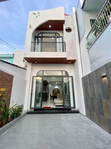 Bán nhà lầu 2 tầng vừa hoàn thiện xong diện tích đẹp gần chợ Bửu Long