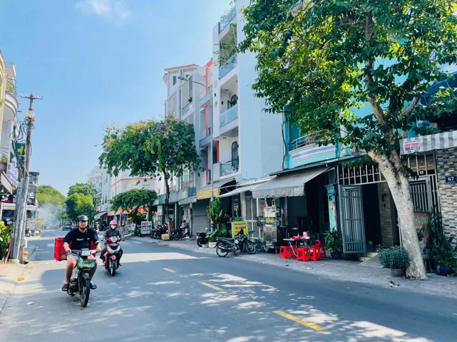 MĂT TIEN KINH DOANH NGAY MŨI TÀU CỘNG HÒA - NHẤT CHI MAI, SÁT NHÀ GA T3. 
Gần 50m2 - chỉ 7ty nhinh. Vị trí đẹp kết nối nhanh ETOWN PARK, Khu Sân Bay, Ga Metro. 
+ Tiềm năng phát triển sinh lời cao
+ Sổ vuông, pháp lý chuẩn 
📞 LH : 0706.120.931 Trang
