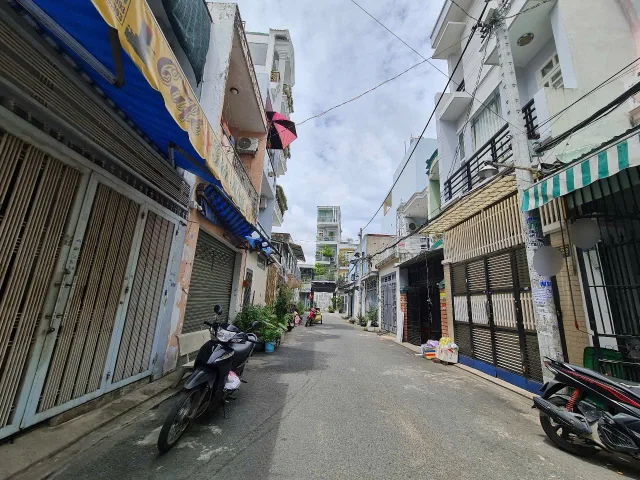 Hẻm oto gần Khu Bàu Cát - Đồng Đen, sát MT Âu Cơ, gần Đại Học Văn Hiến. Ngang 4 dài 18m xây 3 tầng, 8ty nhinh
+ Nhà vừa ở vừa có nguồn thu sẵn dòng tiền 20tr/th
+ Vị trí đẹp ngay trung tâm kết nối nhanh Ngã Tư Lạc Long Quân - Âu Cơ, kế bên Thoại Ngọc Hầ