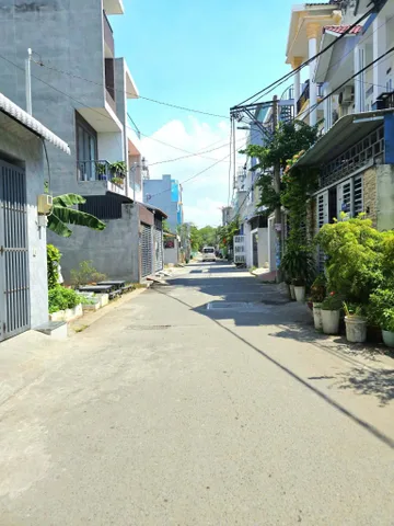 NHÀ PHỐ HẺM THÔNG Ô TÔ LÃ XUÂN OAI - GẦN UBND P.LONG TRƯỜNG.