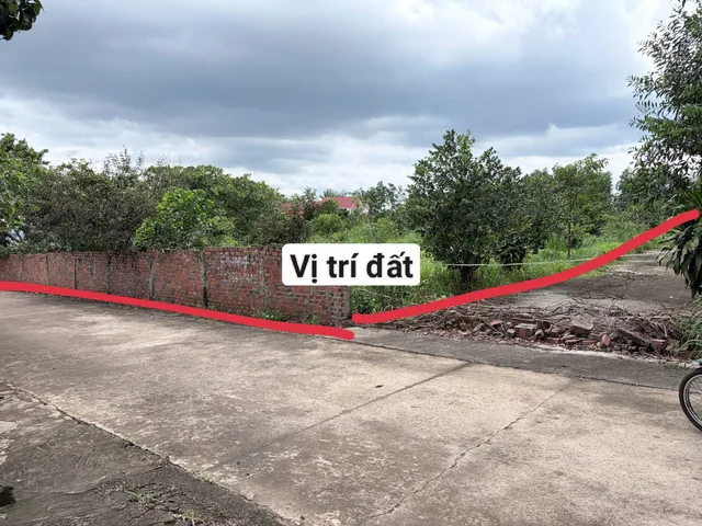 Chủ kẹt nên cần ra gấp lô đất full thổ cư 2ti. Điện nước đầy đủ, dân cư có sẵn,…vị trí đất ngự tại Đồng Xoài TP Đồng Nai!