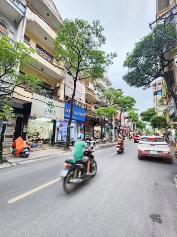 Bán Nhà Mặt Phố Lê Hồng Phong. Ô Tô. Vỉa Hè. DT 70m2. MT 5m. 5 Tầng. Giá 20.5 Tỷ.