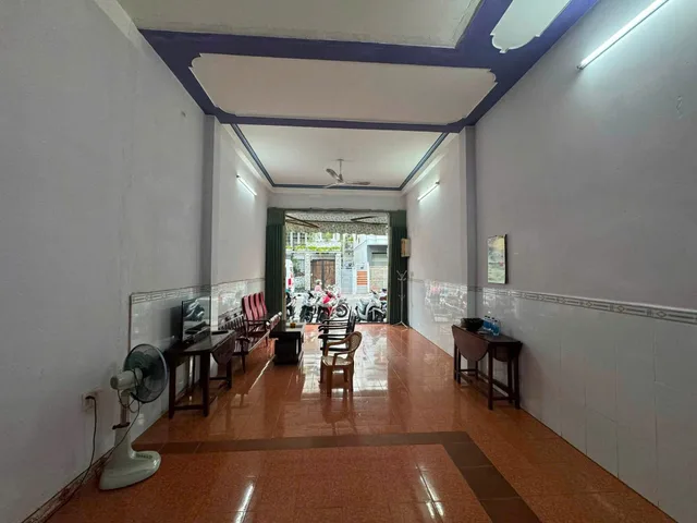Bán nhà mặt tiền đường Trịnh Phong, Phường Nha Trang. Ngay trung tâm khu bàn cờ, cách Quảng Trường 2/4, Tháp Trầm Hương chỉ 800m. Dt 50.5m2. Giá 10.5ty