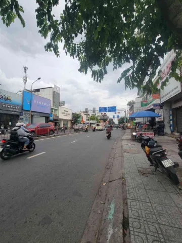 * Nhà mặt tiền có vĩa hè rộng miên man, rộng khoảng 8m.
* Vĩa hè đậu đc nhiều xe máy + 1 xe hơi