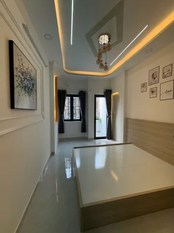 Sát MT đường - xe hơi đến tận cửa - Nhà mới xây 3 tầng có phòng ngủ tầng trệt - bàn giao full nội thất - xem là mê